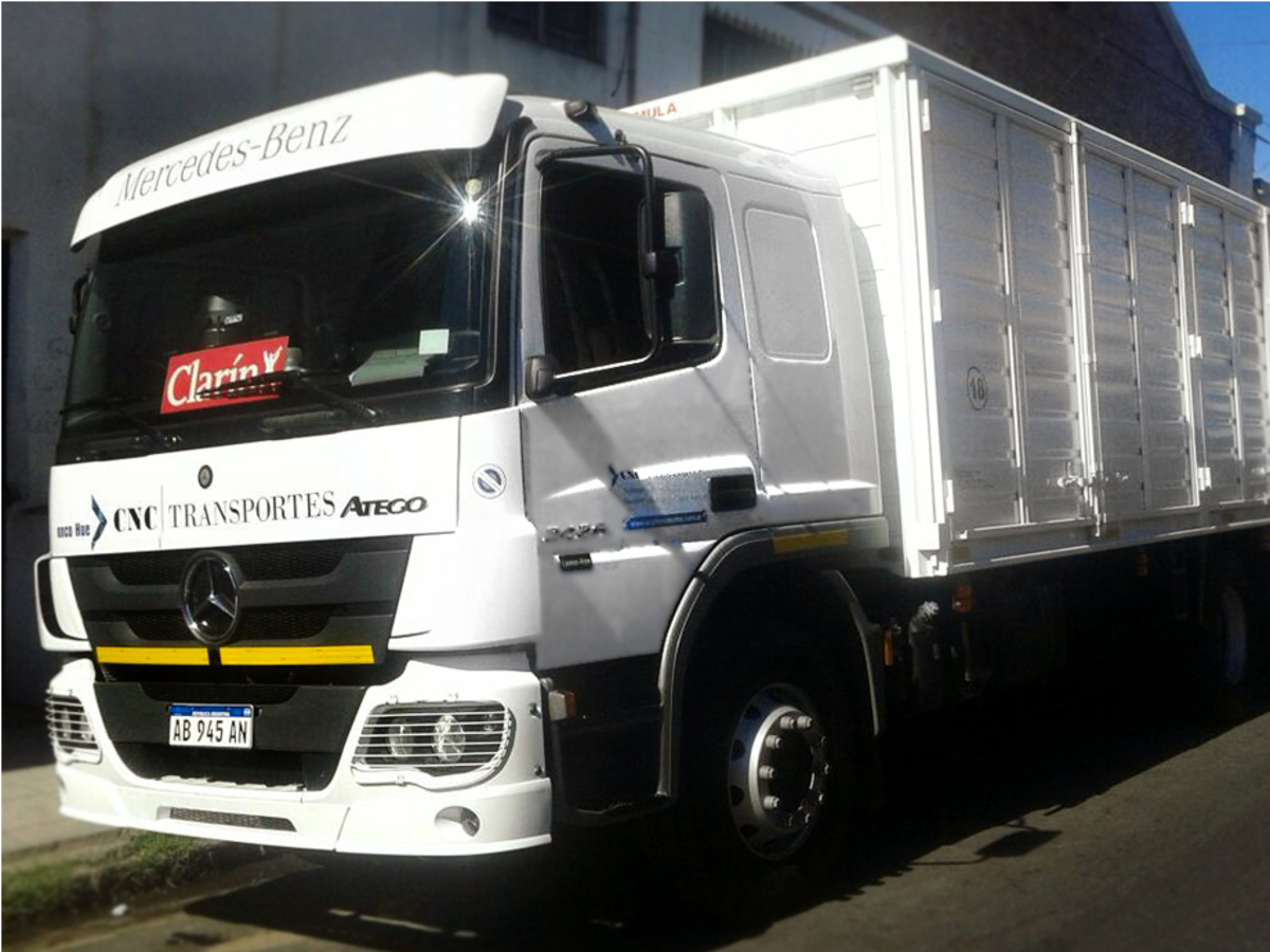 Camión balancín Mercedes-Benz de CNC Transportes