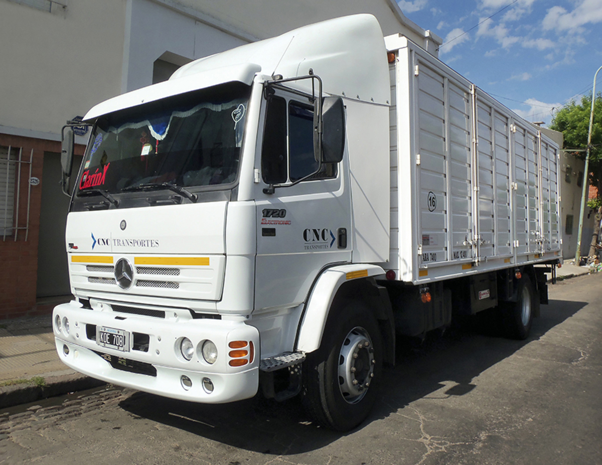 Camión con caja metálica de CNC Transportes